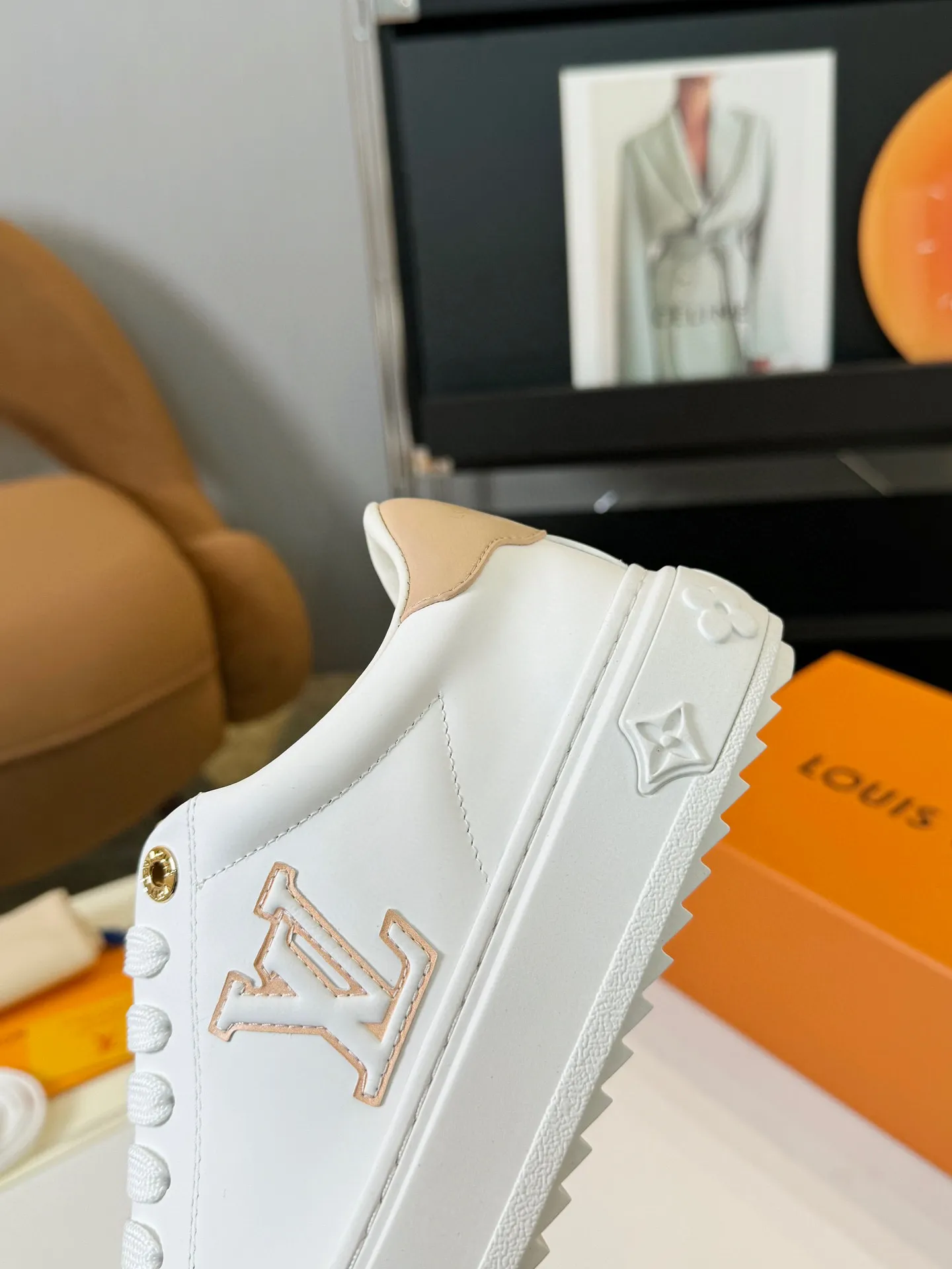 Men's Men's Shoes 💰💰660 Women's LV [Beverly Hills Sports Shoes Series] This Beverly Hills sports shoes are made of grained cow leather with Damier pattern, echoing the current season's leather goods series. The thick rubber outsole is lightweight, and an embossed Louis Vuitton logo adds a branding touch. Padded insole and technical fabric lining enhance comfort.  Detailed Features ♛ Embossed grained cowhide leather ♛ Ultra-lightweight rubber outsole ♛ Louis Vuitton logo on tongue and outsole ♛ Size: 35-40